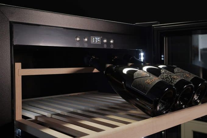 Professioneller klimatisierter Weinkühlschrank 150 Burgunderflaschen, dark